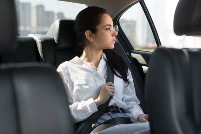 Penumpang Belakang Tanpa Seatbelt Bisa Bunuh Orang di Depan, Begini Penjelasannya