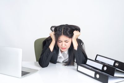 6 Cara Mengatur Ekspektasi Kerja Biar Nggak Gampang Stres dan Overthinking!