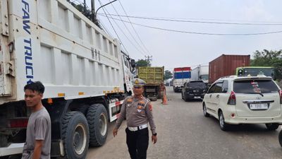 Petugas Lantas Polres Serang Tertibkan Parkir Liar Truk Besar Dibahu Jalan Raya Serang-Jakarta