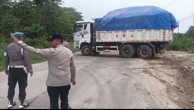 Jalan Raya Cikande–Rangkasbitung Kerap Macat Parah Akibat Parkir Liar Truk di Bahu Jalan Petugas Kepolisian Lakukan Sweeping