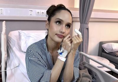 Cinta Laura Klarifikasi Alasan Jarinya Harus Dioperasi Usai Teriris Pisau Daging