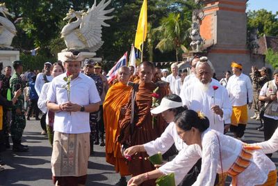 Dari Gilimanuk Menuju Jawa, Perjalanan Spiritual 58 Bhikkhu Gaungkan Perdamaian