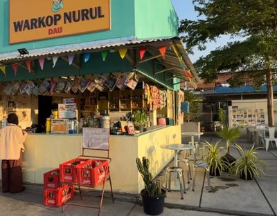 Warkop Nurul Dau, Sensasi Ngopi di Tengah Suasana Toko Klontong Jadul yang Bikin Nostalgia