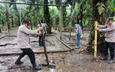 Gerak Cepat! Polsek Muara Sabak Timur Bongkar Arena Sabung Ayam di Tanjab Timur