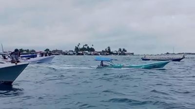 Warga Morowali Kompak Antar Jemaah Haji ke Kota Naik Perahu, Bikin Haru Media Sosial