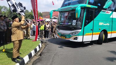 Ratusan Jemaah Haji Kloter 17 asal Magelang Diberangkatkan Menuju Baitullah