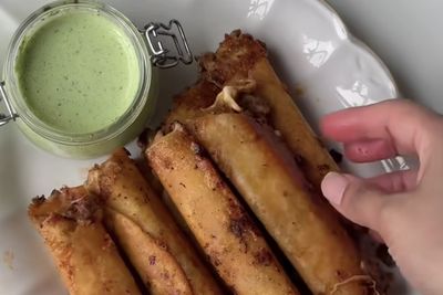Resep Cheesy Beef Taquitos Khas Meksiko dengan Krim Cilantro Lime yang Segar dan Nikmat