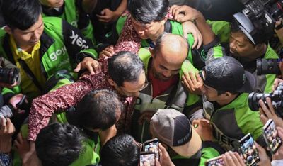 Dituntut 18 Tahun Penjara, Nadiem Makarim Peluk dan Rangkul Para Ojol