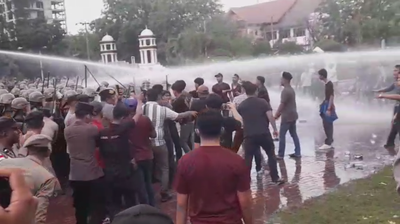 Aksi Tolak Pergub JKA Ricuh, Massa dan Aparat Saling Lempar di Depan Kantor Gubernur Aceh