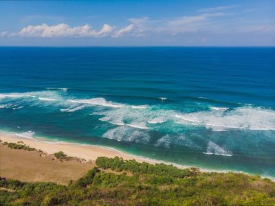 Pantai Bangko Bangko, Surga Surfing Eksotis di Nusa Tenggara Barat