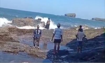 Diduga Depresi Akibat Konflik Dengan Mertua, Seorang IRT Nyaris Lompat ke Laut di Pantai Watu Ulo