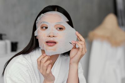 Tips Memakai Sheet Mask agar Nutrisi Meresap Maksimal ke Wajah, Wajib Dicoba!