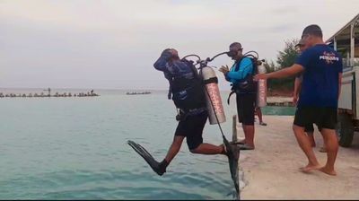 Aksi Polisi Bareng Damkar Nyelam di Laut Pulau Seribu untuk Cari Ponsel Wisatawan yang Tercebur, Ujungnya Ketemu