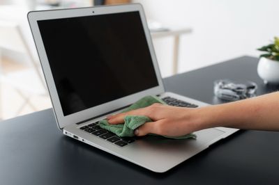 Keyboard Laptop Ketumpahan Air? Ini Tips Mengatasinya dengan Mudah