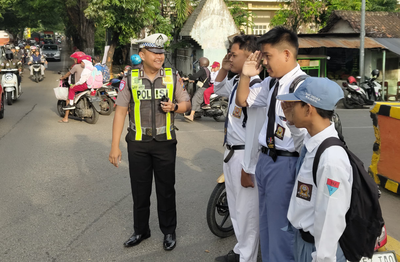 Cara Unik Brigadir Arif Ardiansyah Bikin Pelajar Kapok Tak Pakai Helm