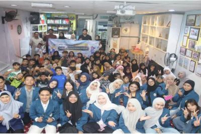 Seru! Mahasiswa Vokasi UNAIR Ajak Anak Indonesia di Malaysia Belajar Budaya Nusantara