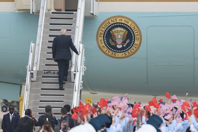 Wartawan yang Ikut Rombongan Trump Sebut Semua Hadiah dari China Dibuang Sebelum Naik Air Force One