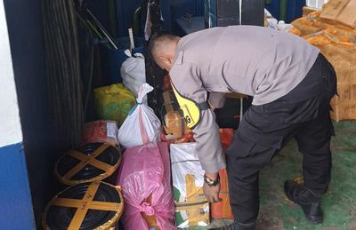 Polisi Gagalkan Pengiriman 35 Botol Cap Tikus di Pelabuhan Ferry Babang Maluku Utara