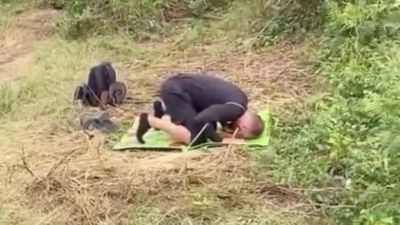 Suasana Tenang! Pendaki dari Jerman Ini Tetap Khusyuk Salat Saat Perjalanan ke Puncak Rinjani