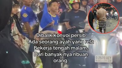 Di Tengah Ramainya Konvoi Persib Bandung, Ayah Ini Tetap Bekerja Demi Nafkah Keluarga