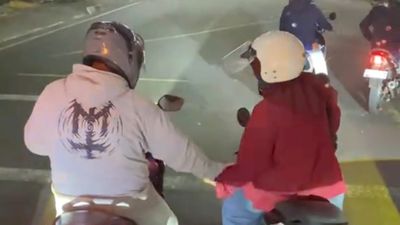 Suasana Satu Bus Mendadak Riuh Saat Lihat Kedua Pemotor Romantis di Lampu Merah Yogyakarta