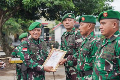 Pangdam Pattimura Beri Penghargaan kepada Lima Prajurit Berprestasi, Kopda Mario Gino