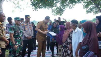 Dorong Kemandirian Ekonomi, Bupati M. Syukur Salurkan Bantuan Keramba dan Listrik untuk Warga SAD