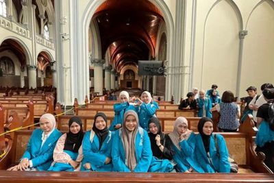 Belajar Moderasi Beragama, 128 Mahasiswa UIN Jakarta Jelajahi Katedral dan Istiqlal Lewat Kunjungan Religi
