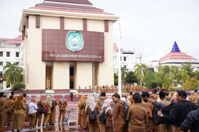 Wagub Malut Minta Masyarakat Tetap Tenang Hadapi Kelangkaan BBM Saat Apel Pagi ASN