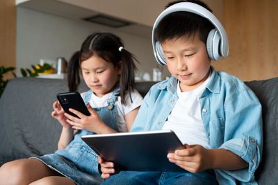 Bahaya Kecanduan Gadget bagi Kesehatan Fisik dan Mental Anak, Jangan Sepelekan!