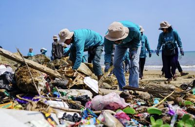 Relawan Turun Tangan di Pesisir Pandeglang, Bersihkan 250 Kg Sampah Plastik yang Menumpuk