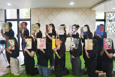 Rayakan Hari Buku Nasional, Mahasiswa DKV Ubaya Ubah Sampul Buku Bekas Jadi Lukisan Karakter Ikonik