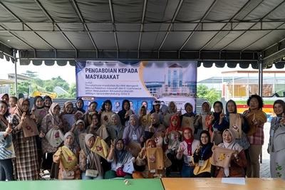 DWP Unesa Gelar Pelatihan Melukis Jilbab untuk Tingkatkan Kemandirian Ekonomi Ibu Rumah Tangga