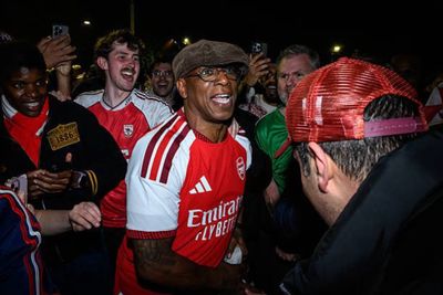 Arsenal Juara Premier League 2025 26, Ian Wright Rayakan Bersama Penggemar