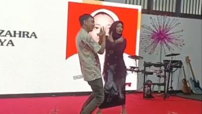 Momen Saat Anak Wisuda SMA Ini Bikin MC Kaget karena Sosok yang Dikira Kakak Ternyata Ayahnya