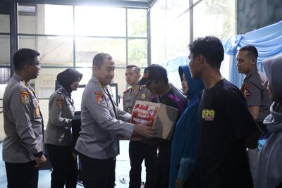 Sespimma Polri Pokjar V Tebar Kepedulian Sosial : Bagikan Paket Sembako ke Masyarakat