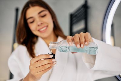 5 Tips Pilih Mouthwash yang Ampuh Usir Bau Mulut, Jangan Asal Beli!