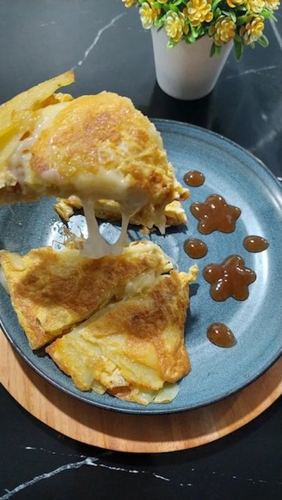 Cuma 15 Menit! Potato Cheese Omelette Ini Bikin Nagih Sejak Gigitan Pertama