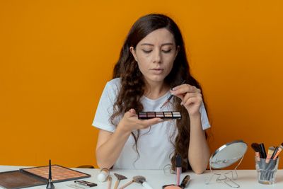 5 Ciri Makeup Kedaluwarsa yang Wajib Kamu Tahu, Jangan Dipakai Lagi!