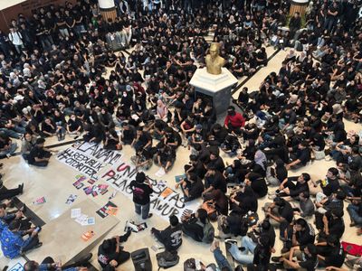 Geruduk Rektorat, Massa Mahasiswa UPNVY Ultimatum Rektor 3 Hari Buntut Dugaan Kekerasan Seksual Dosen