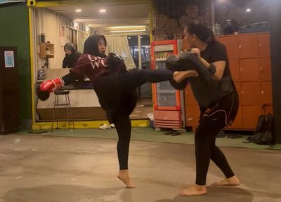 Bukan Sekadar Olahraga, Kelas Muay Thai di Malang Kini Jadi Ruang Baru Para Perempuan dan Ibu-Ibu