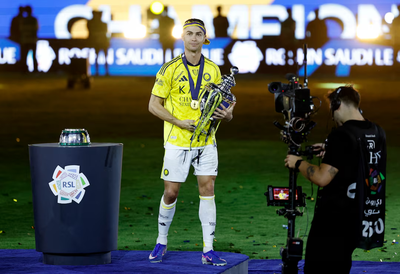 Ronaldo Persembahkan Trophy Pertamanya untuk Al-Nassr Sejak Hijrah ke Saudi!