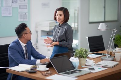 5 Cara Gak Minder Kerja Bareng Orang yang Lebih Jago