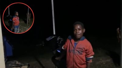 Kembali ke Sekolah Malam Hari demi Ambil Buku PR, Bocah di Papua Ini Dipuji Warganet