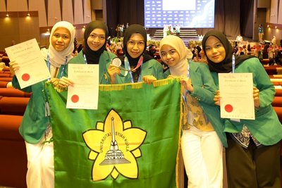 Keren! Mahasiswa USK Raih Medali Perak Internasional Berkat Spray Sariawan dari Daun Sirih dan Lidah Buaya