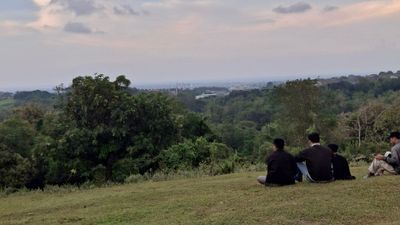 Duduk Santai Nikmati Pemandangan Kota, Bukit Senja Bisa Jadi Spot Pelepas Penat Setelah Seharian Kuliah dan Kerja