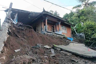 Hujan Deras Picu Longsor di Sukasada, Rumah Warga Rusak dan Jalan Tertutup