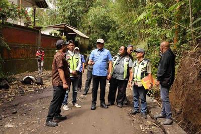 Demi Kelancaran Ekonomi Warga, Bupati Karangasem Cek Langsung Pembangunan Jalan Desa