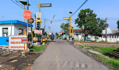 Ketika Palang Kereta Dijaga Warga, Nyawa Dipertaruhkan di Perlintasan Malang Raya