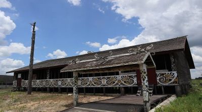 Menguak Arsitektur Raksasa Rumah Lamin Khas Suku Dayak